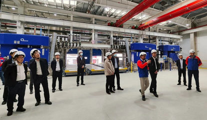 張家港市委書記韓衛(wèi)一行蒞臨海虹老人張家港工廠開展現(xiàn)場(chǎng)調(diào)研